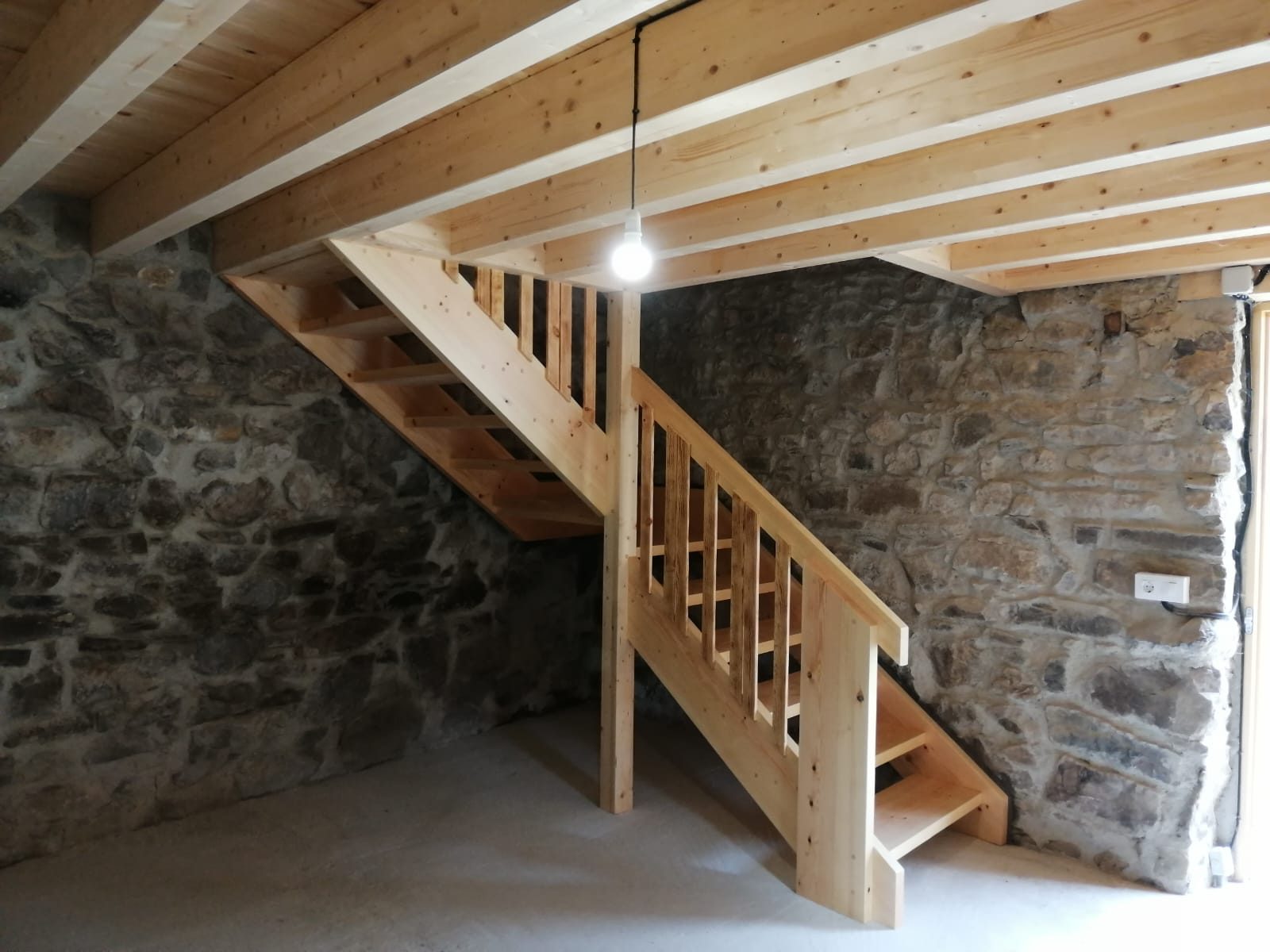 Escalera de roble en vivienda de Colunga